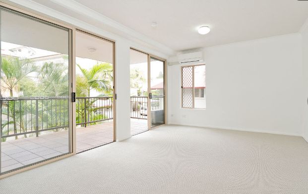 FULLY FURNISHED Two-bedroom modern apartment in ideal Herston location! - Photo 1