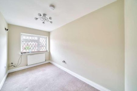 St Georges Drive, Ickenham, UB10 - Photo 5