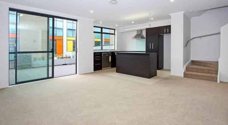 Spotless 4 bedroom! - Photo 4