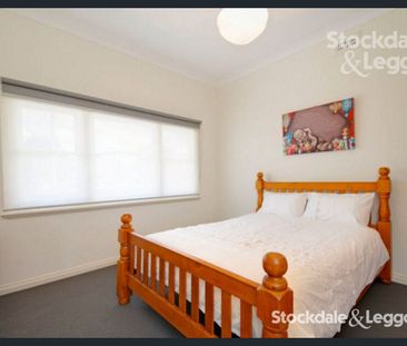 Stylish 2 Bed Home! - Photo 2