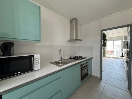 Location Appartement 5 pièces 70m² LES ABYMES 97139 - Photo 2