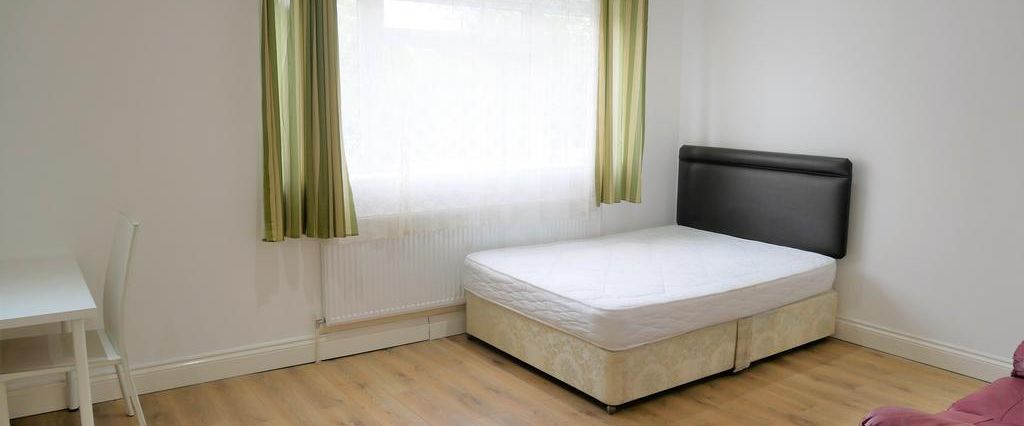 1 bedroom in a house share to rent - Photo 1