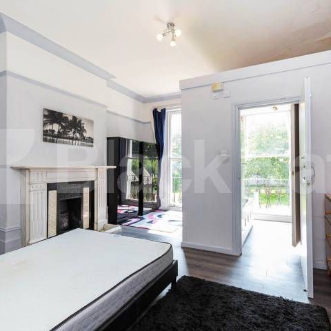 Very large one bedroom property with high ceilings - Photo 1