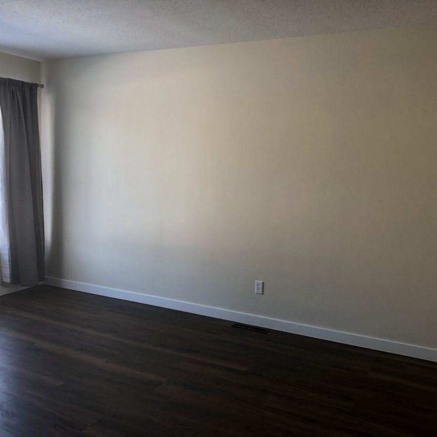 Small Pet Friendly, 2 Bedroom Duplex - Photo 1