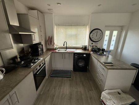 3 Bed Semi-Detached House, Norbury Avenue, CR7 - Photo 5