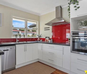 Stylish Family Home in Sought-After New Lynn - Photo 3