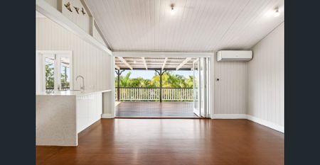 Stunning Cottage In Prime Location! - Photo 2