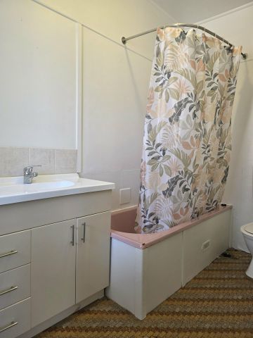 Conveniently Located 2-Bedroom Flat in a Small Block of 4 - Photo 5