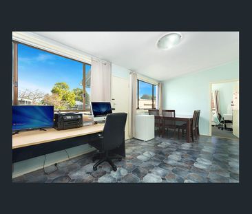 Low maintenance single level family home - Photo 1