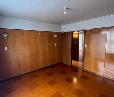 Sunny Top-Floor Family Home – Prime Location - Photo 5