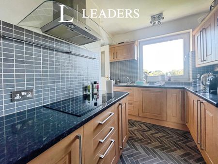 3 bedroom flat to rent West Cliff Road, Bournemouth - Photo 4
