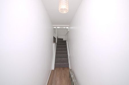 3 bedroom flat to rent - Photo 2