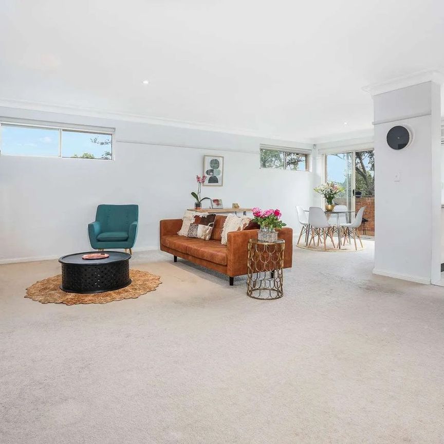 Contemporary Comfort-3-Bedroom Apartment in Prime Castle Hill Location !! - Photo 1