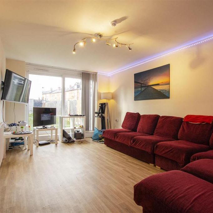 8 bedroom house to rent - Photo 1