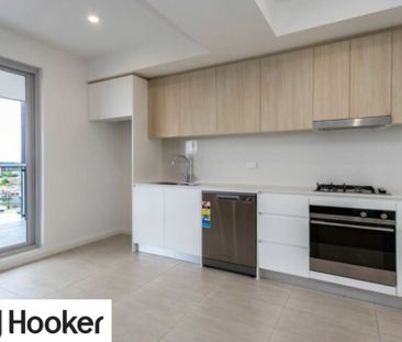 STUNNING 1 BED APARTMENT IN HEART OF CBD - Photo 3