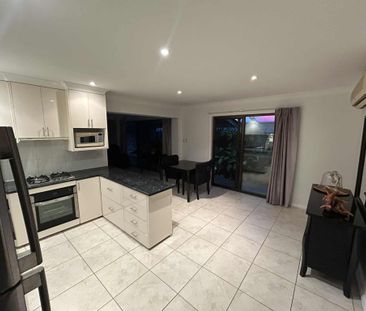 Broadbeach Waters - Photo 2