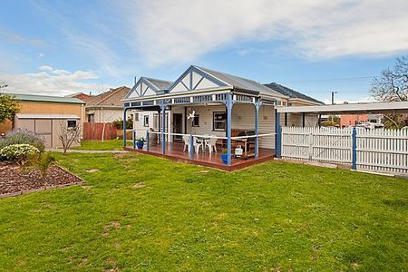 GREAT SIZE FAMILY HOME! - Photo 5