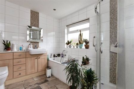 Brentwood Road, Romford, RM1 2EX, Property for rent - Photo 5