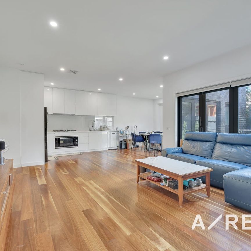 Luxurious Family Home with Dual Master Suites and Designer Finishes - FullyFurnished - Photo 1