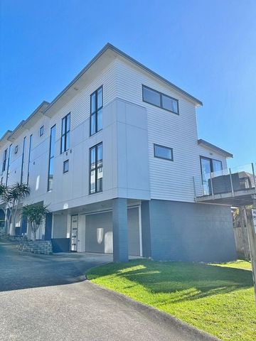 Sunny & Warm 3 bedroom 2 bathroom Townhouse - Photo 4