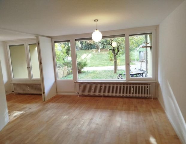 Großzügige, frisch renovierte 3½-Zimmer-Erdgeschosswohnung mit 104 m², zwei Balkonen/Terrassen, Garage & Blick ins Grüne. - Foto 1