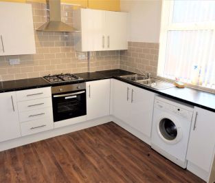 4 bedroom House in Burley Lodge Terrace, Leeds - Photo 4