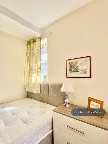 1 bedroom in a house share to rent - Photo 4