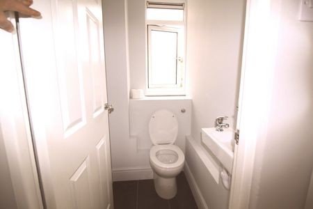 3 Bed Flat, Stafford Court, SW8 - Photo 5