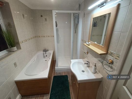 1 bedroom in a house share to rent - Photo 1