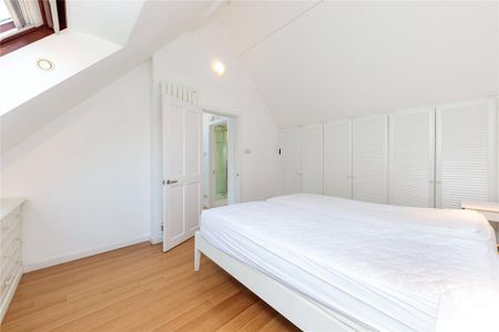 4 bedroom in London - Photo 2