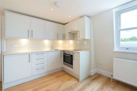 This fourth floor studio flat is situated in a prime South Kensington location. - Photo 3