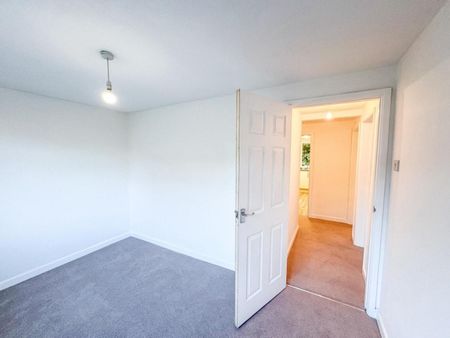 2 bedroom Flat To Let - Photo 3