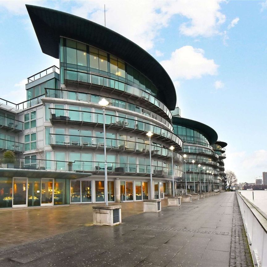 A bright 2 bedroom apartment situated on the third floor of this desirable river fronted development, located on the High Street in West Wapping. - Photo 1