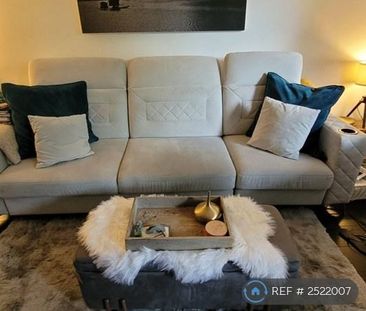 1 bedroom in a flat share to rent - Photo 1