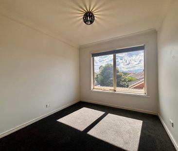 Charming 3-Bedroom Home in Quiet Court Location - Photo 3