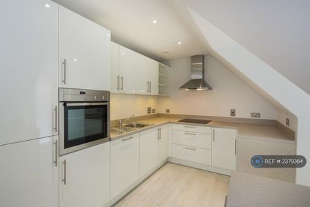 2 bedroom penthouse to rent - Photo 2