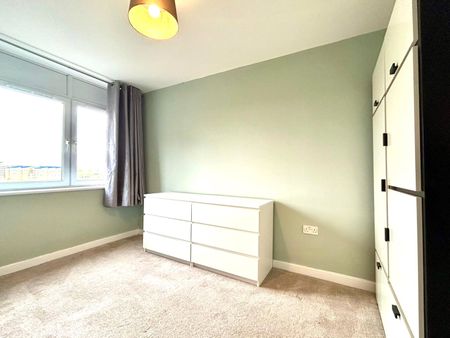 2 bedroom Flat in Kenavon Drive, Reading - Photo 3