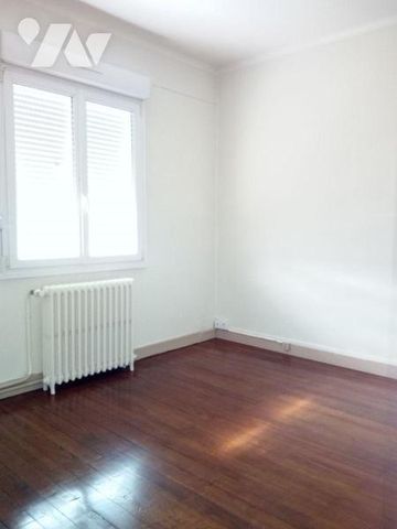 VILLAINES-LA-JUHEL (53), centre ville, maison d'habitation à louer comprenant: - Entrée, salon... - Photo 2