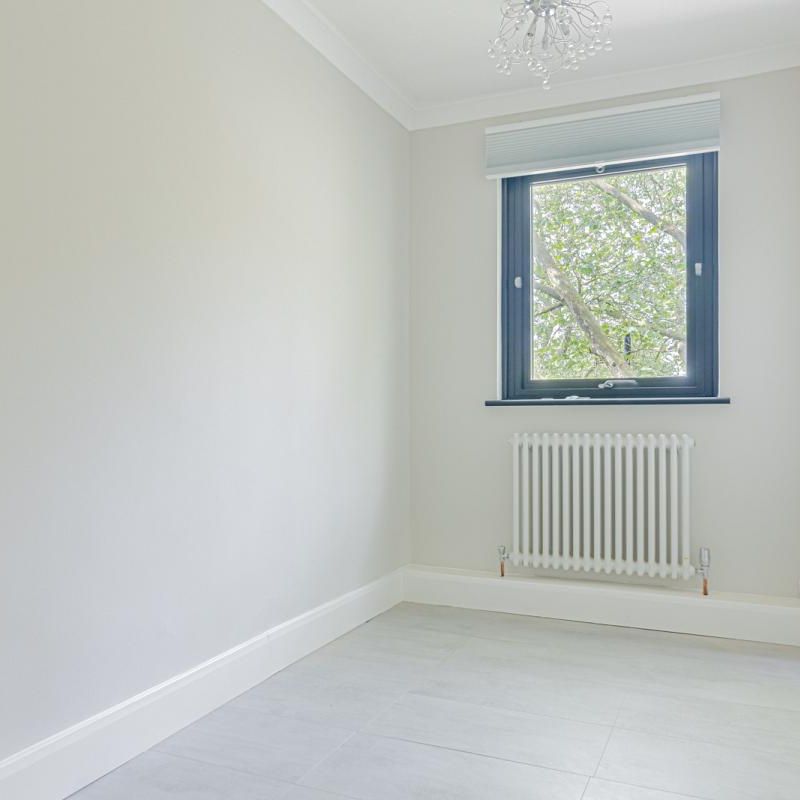 2 bedroom flat in London - Photo 1