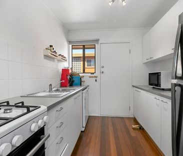 Charming 2-Bedroom Apartment in Moorooka - Photo 6