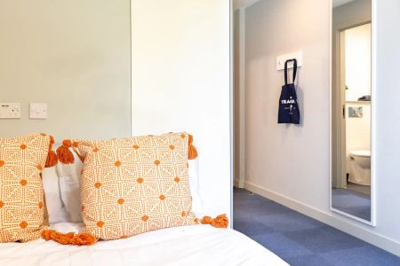 Silver En Suite - Photo 5