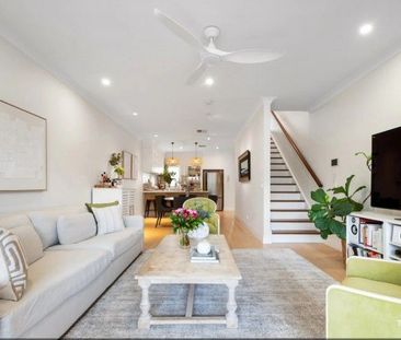 Designer excellence, Perfect Location - Photo 2