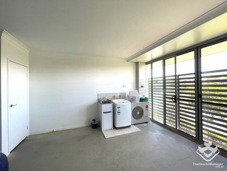 Two Bedroom Furnished Townhouse - Photo 2