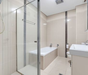 Spacious Ground Floor Apartment with Private Courtyard - Photo 5