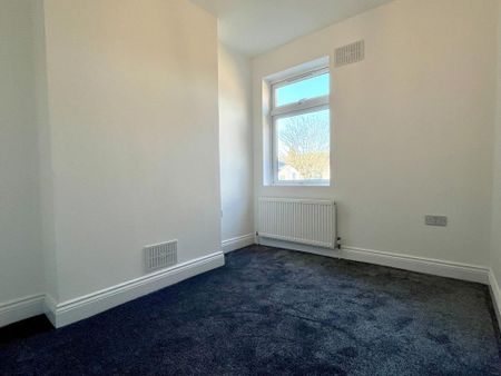 2 bedroom end of terrace house to rent - Photo 3