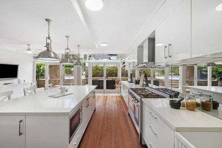 Luxury home - semi detached self contained area for rent - Photo 5