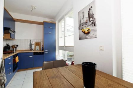 Mitten in der Stadt, Traumblick im Penthouse! Helle 2-Zimmer-Wohnung mit Dachterrasse - Photo 2