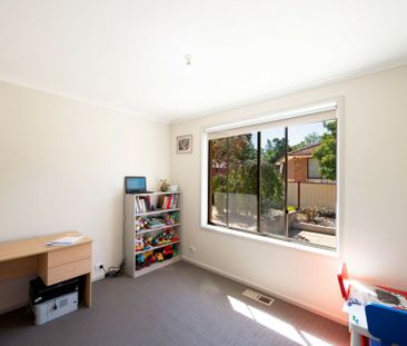 Fabulous family home with separate converted studio / rumpus! - Photo 1