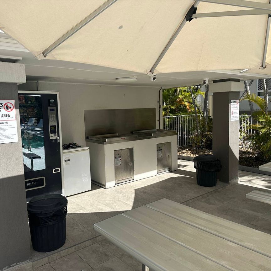 Beautifully renovated fully furnished one bedroom apartment in quiet resort close to everything - Photo 1