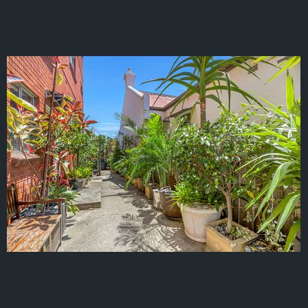 Renovated Studio - Partially Furnished - Available now ! - Photo 3